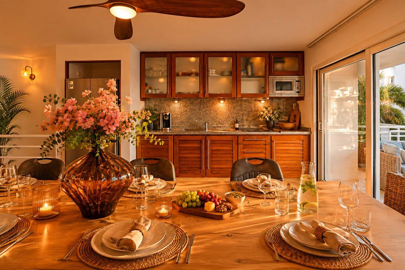Apartamento Dolphin: gran mesa de comedor de diseño puesta para la cena, con la cocina al fondo