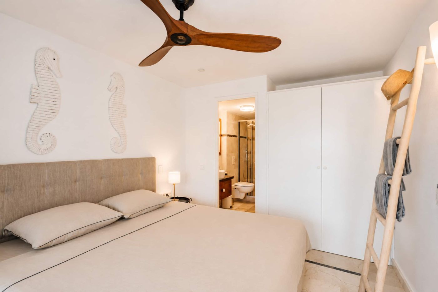 Dormitorio con cama king
