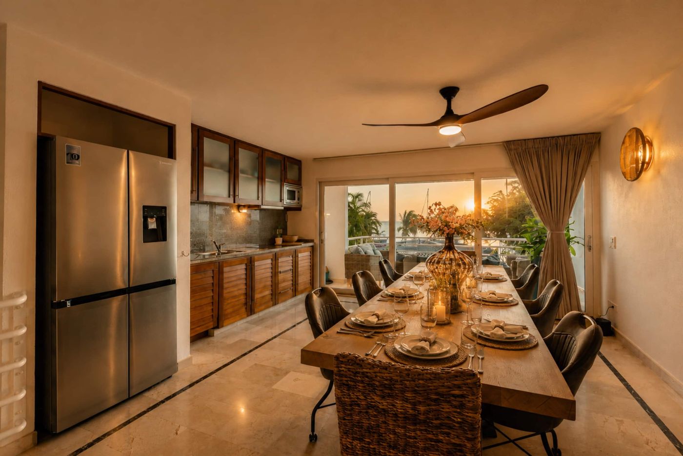 Gran mesa de comedor de diseño y cocina moderna