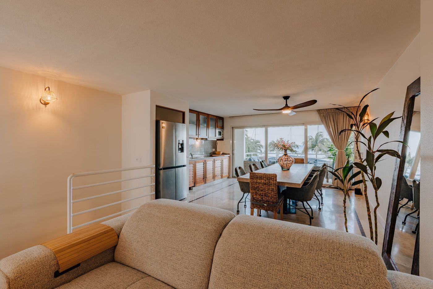 Salón con sofá, comedor y cocina