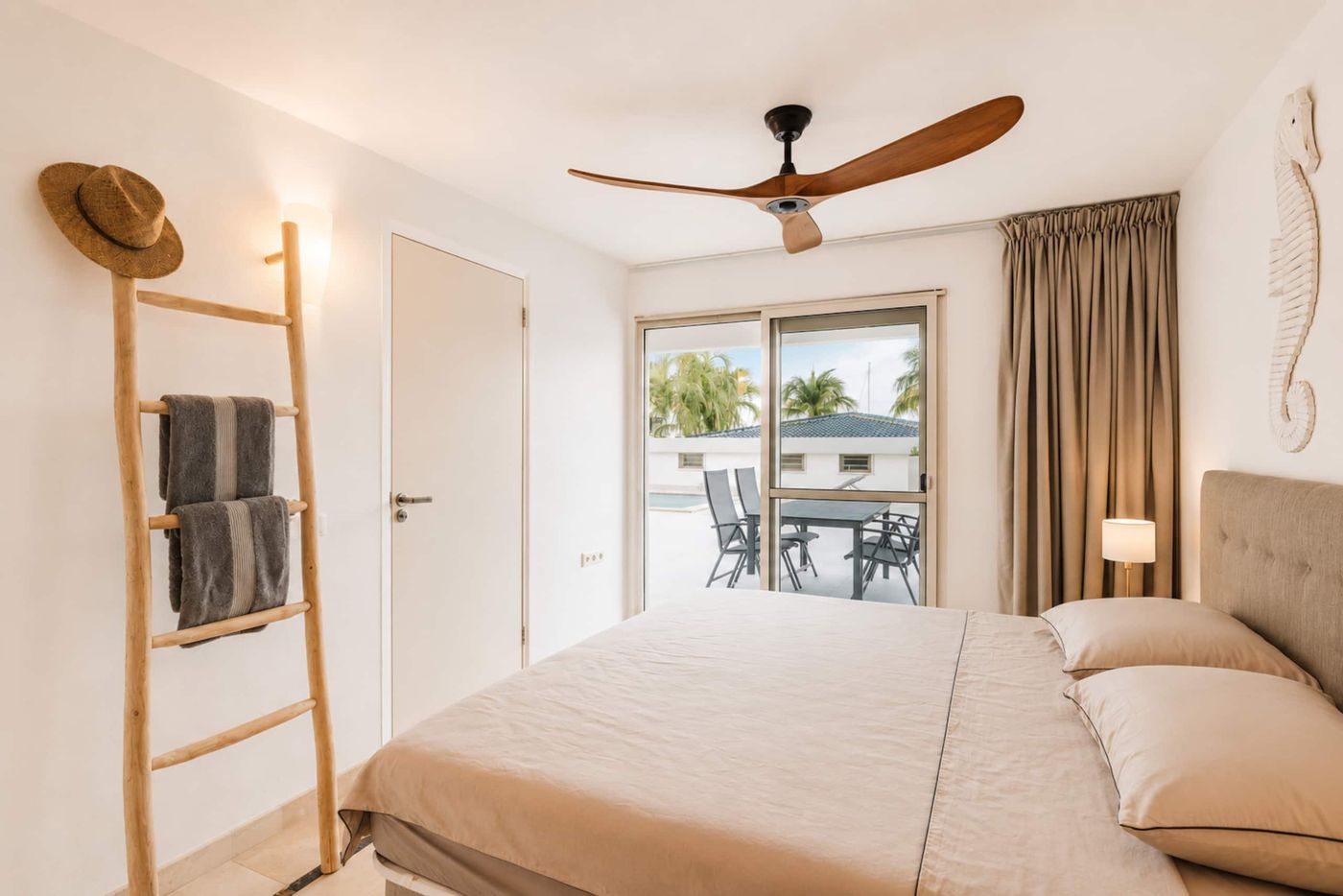 Segundo dormitorio con cama king y puerta a la terraza