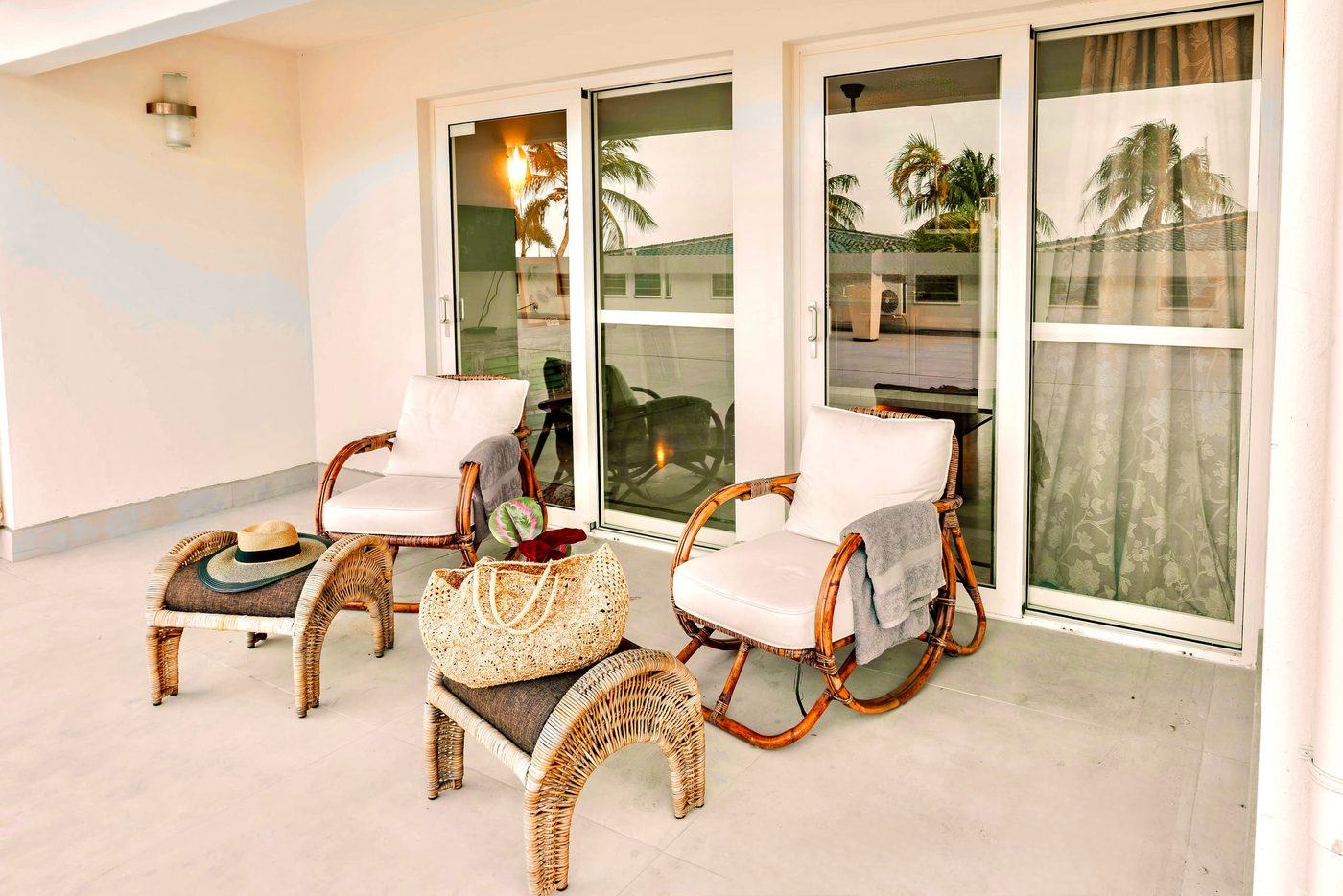 Apartamento Hummingbird: terraza privada con tumbonas