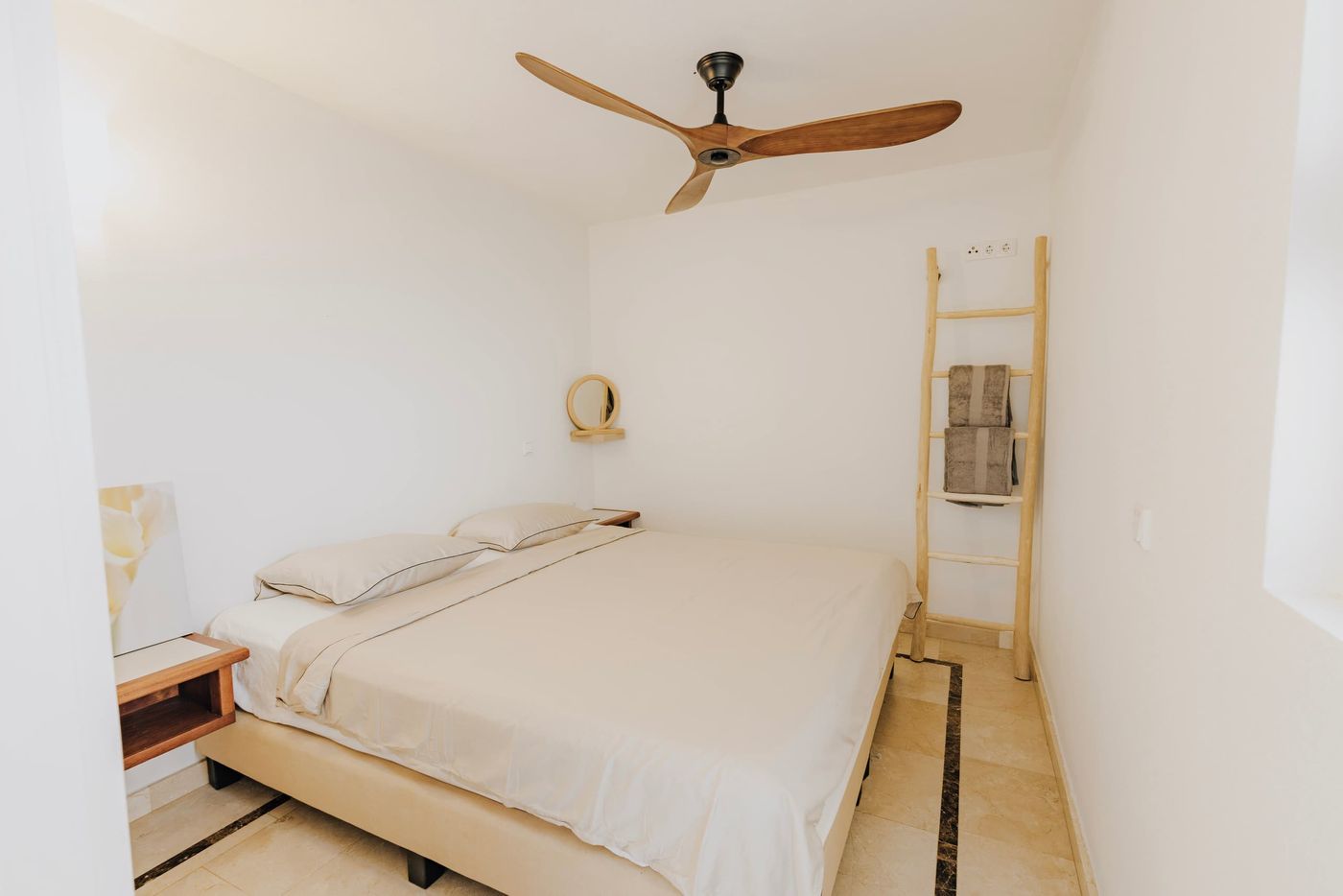 Dormitorio con cama king