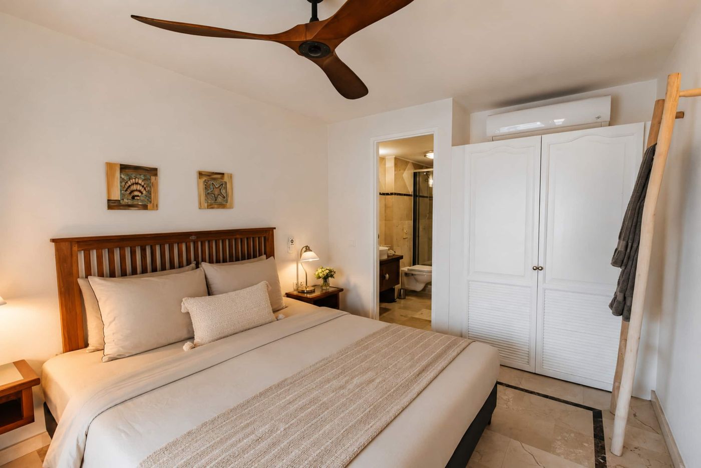Schlafzimmer mit Kingsize-Bett