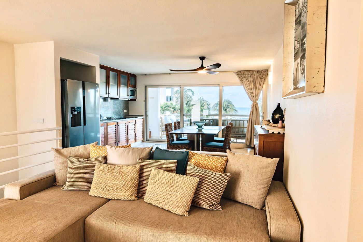 Wohnzimmer mit Sofa und Meerblick